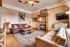 sala de estar con sofá y chimenea en Historic DT Laramie Apartment Deck and 1 Mi to UW!, en Laramie