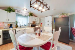 A cozinha ou cozinha compacta de Sweet Lily Home Less Than 15 Mi from Downtown Corbin!