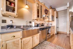 Vintage Downtown Laramie Apartment with Deck!的厨房或小厨房