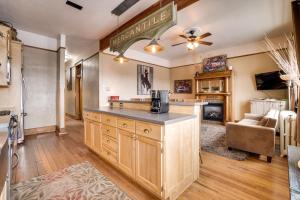 Vintage Downtown Laramie Apartment with Deck!的厨房或小厨房