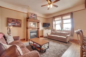 Vintage Downtown Laramie Apartment with Deck!的休息区
