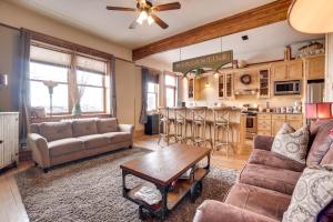Vintage Downtown Laramie Apartment with Deck!的休息区