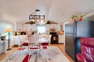 uma cozinha com uma mesa e um frigorífico em Sweet Lily Home Less Than 15 Mi from Downtown Corbin! 