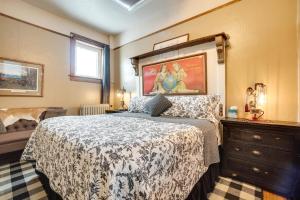 Vintage Downtown Laramie Apartment with Deck!客房内的一张或多张床位