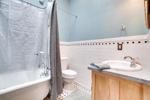 拉勒米Vintage Downtown Laramie Apartment with Deck!的带浴缸、马桶和水槽的浴室