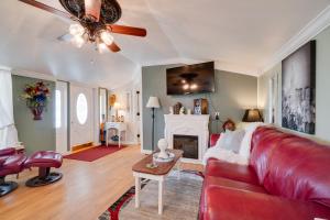 uma sala de estar com um sofá vermelho e uma lareira em Sweet Lily Home Less Than 15 Mi from Downtown Corbin! 