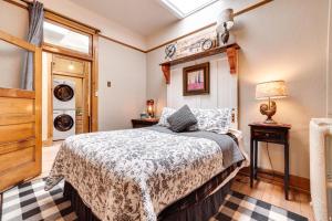 Vintage Downtown Laramie Apartment with Deck!客房内的一张或多张床位