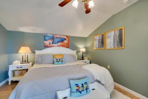 um quarto com uma cama grande e paredes azuis em Sweet Lily Home Less Than 15 Mi from Downtown Corbin! 