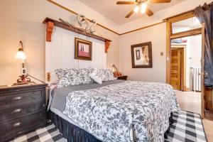 Vintage Downtown Laramie Apartment with Deck!客房内的一张或多张床位
