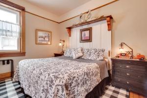 拉勒米Vintage Downtown Laramie Apartment with Deck!的带床和梳妆台的卧室