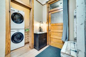 拉勒米Vintage Downtown Laramie Apartment with Deck!的相册照片