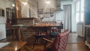 Vintage & Cozy Apartment في فاراجدين: مطبخ مع طاولة وكراسي وموقد