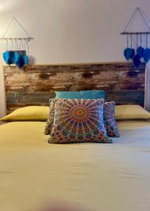 - un lit avec un oreiller dans l'établissement Casa al Campanile Tameró HolyDay Apartments, à Bocchignano
