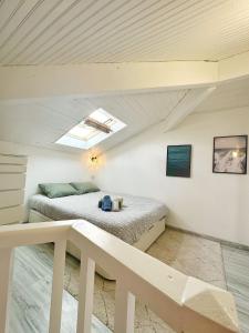 um quarto com uma cama num sótão em Magnifique appart à 5 min des plages et commerces em Moliets-et-Maa