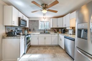 Dapur atau dapur kecil di Toano Home with Screened Porch Steps to Lake!
