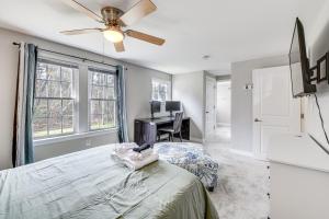 Televisyen dan/atau pusat hiburan di Toano Home with Screened Porch Steps to Lake!