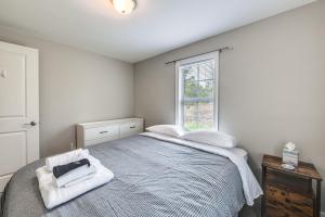 Ένα ή περισσότερα κρεβάτια σε δωμάτιο στο Toano Home with Screened Porch Steps to Lake!