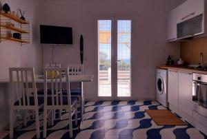 a kitchen with a table and a table and chairs at Casa Plemmirio Varco 22 in Plemmirio