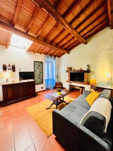 - un salon avec un canapé et une cheminée dans l'établissement Casa al Campanile Tameró HolyDay Apartments, à Bocchignano