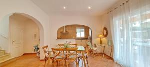 cocina y comedor con mesa y sillas en Villa El Encanto, en Moraira