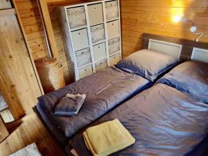 Un pat sau paturi într-o cameră la FEWO PARTNERS Haus Clemens - Gemütliches Holzhaus mit Grundstück nahe Badesee +35 fotografii