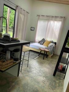 Habitación con escritorio, sofá y ventana en Casa Buena Karma, en Ojochal