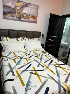 een slaapkamer met een bed met een geel en blauw dekbed bij Stan na dan Kutak in Raška