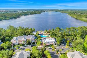 - une vue aérienne sur un complexe avec une rivière dans l'établissement Bahama Bay Resort 04402, à Kissimmee