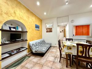 een woonkamer met een bank en een tafel bij Il Rifugio Del Marinaio By Housilia in Cefalù