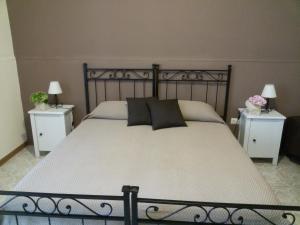 シラクーサにあるI Marinarettiのベッドルーム1室(大型ベッド1台、ナイトスタンド2台付)