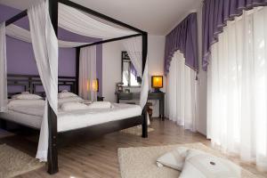 Postel nebo postele na pokoji v ubytování Familly Art Hotel Nirvana