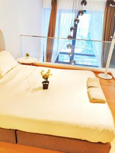 Postel nebo postele na pokoji v ubytování Eko Cheras Mall Duplex 双阳台 Kuala Lumpur MRT & 精品Loft