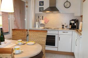 una cucina con tavolo e due tazze sopra di Ferienwohnung Strandfee, App 01 in ruhiger strandnaher Lage a Grömitz