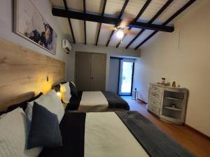 - une chambre avec 2 lits et une commode avec une fenêtre dans l'établissement Libertador, à Medellín