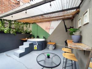 une terrasse avec une table en verre et quelques plantes dans l'établissement Libertador, à Medellín