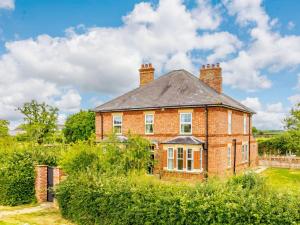 an old brick house in the middle of a field at 5 Bed in Sawtry 86894 in Sawtry