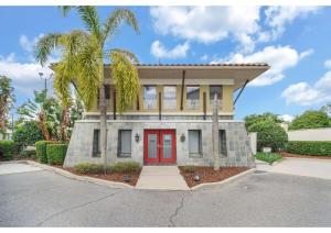 una casa con una puerta roja en una calle en Deluxe Townhome - 5 minutes from Disney, en Orlando