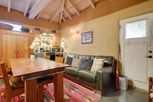 uma sala de estar com um sofá de couro e uma mesa em Centrally Located Santa Fe Studio Near Town! em Santa Fé