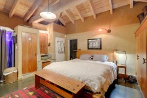 um quarto com uma cama grande e uma mesa de madeira em Centrally Located Santa Fe Studio Near Town! em Santa Fé
