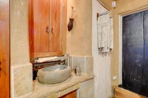 uma casa de banho com um lavatório de pedra sobre um balcão em Centrally Located Santa Fe Studio Near Town! em Santa Fé