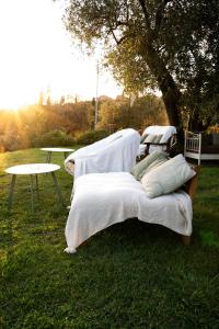 a group of beds sitting on the grass in a field at Locanda De Banchieri in Fosdinovo
