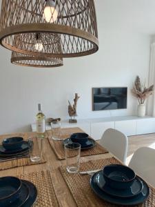 una mesa de comedor con platos negros y una lámpara de araña en Amselnest - b42499, en Rimsting