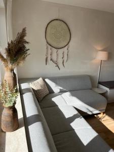 sala de estar con sofá y mesa en Amselnest - b42499, en Rimsting