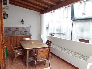 リーパリにあるEoliando Case per Vacanze - Lipari Mareの窓のある部屋(テーブル、椅子付)