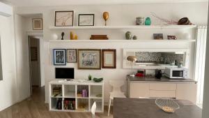 un salon avec un bureau et un micro-ondes dans l'établissement Appartamento San Gallo Cremona Centro, à Crémone 20 autres photos