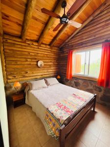Ένα ή περισσότερα κρεβάτια σε δωμάτιο στο Al Encuentro Casas de Montaña
