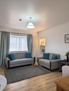 - un salon avec deux canapés et une fenêtre dans l'établissement Erradale, à Campbeltown