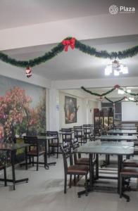 un comedor con mesas y guirnalda de Navidad en Hotel Plaza Barranca, en Barranca