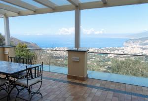einen Balkon mit einem Tisch und Stühlen sowie Aussicht in der Unterkunft Fountain House Sorrento in Sant'Agnello