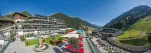 ariale Aussicht auf ein Resort mit Bergen im Hintergrund in der Unterkunft Hotel Fliana Ischgl in Ischgl